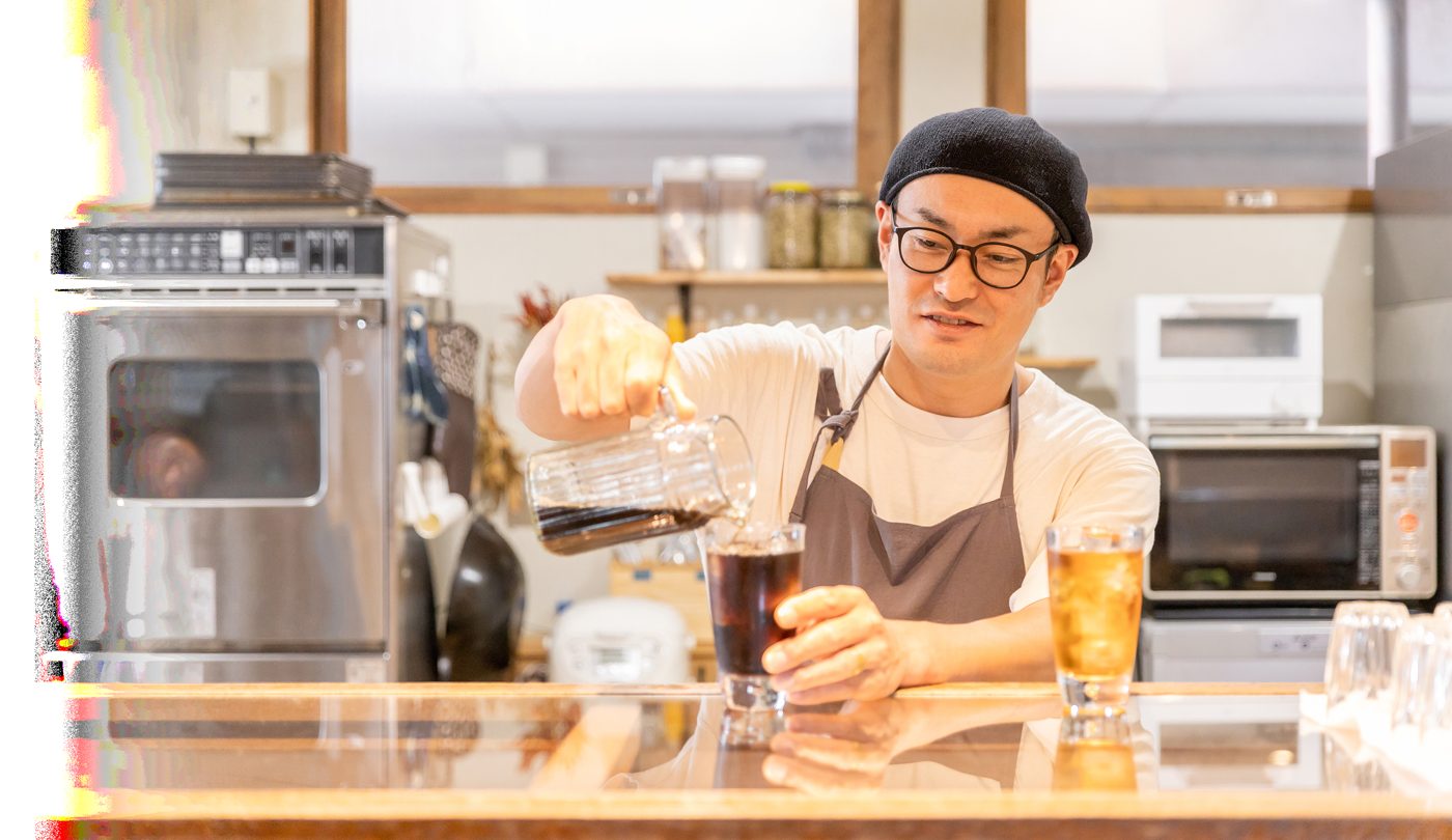 開業準備中のカフェ店主